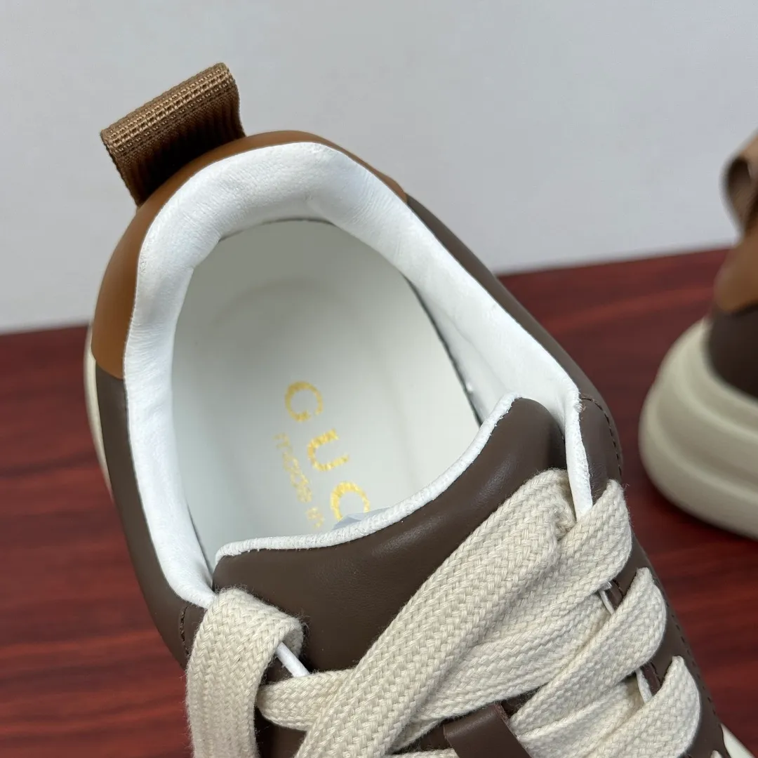 Batch 800 Gucci/Gucci new autumn men's leather sneakers thick-soled lightweight biscuit shoes! In the 2025 autumn and winter series, this sneaker adopts a thick-soled structure and cleverly uses the triple elements of silhouette design, color matching and material. Showcase retro style. This shoe is crafted from cow leather with webbing details and features a lightweight rubber sole for added sophistication. Multiple leathers are finely tailored and precision motorcycle composite splicing creates a full sense of layering. Full calfskin lining and insole with gold-tone logo lettering and badge detailing. There is a GG brand logo buckle on the toe, classic webbing embellishment, 5CM thickened lightweight rubber sole, air-glue stitching process, long-lasting wear without opening the glue and excellent on-foot comfort. Flat last shape, easy to match with all types of pants, and comes with a full set of packaging! Size: 39-40-41-42-43-44 leather shoe size (38.45 can be customized) Item number: 431920 Ribbon White Coffee